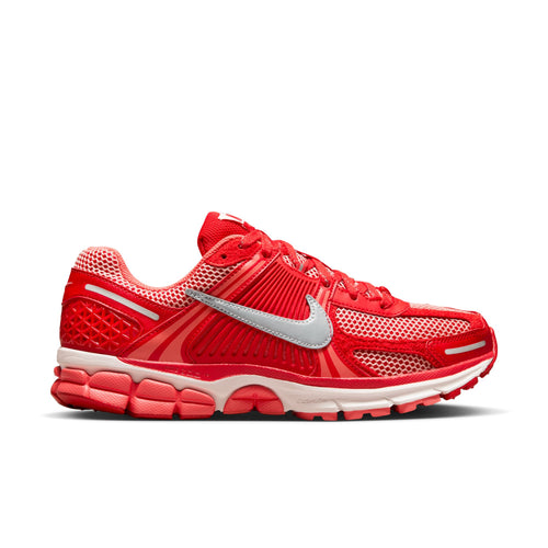 NIKE ZOOM VOMERO 5 PRM, UNIVERSITY RED/METALLIC SILVER