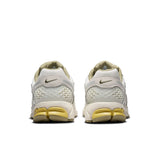 NIKE ZOOM VOMERO 5, LIGHT BONE/MEDIUM OLIVE-NEUTRAL OLIVE